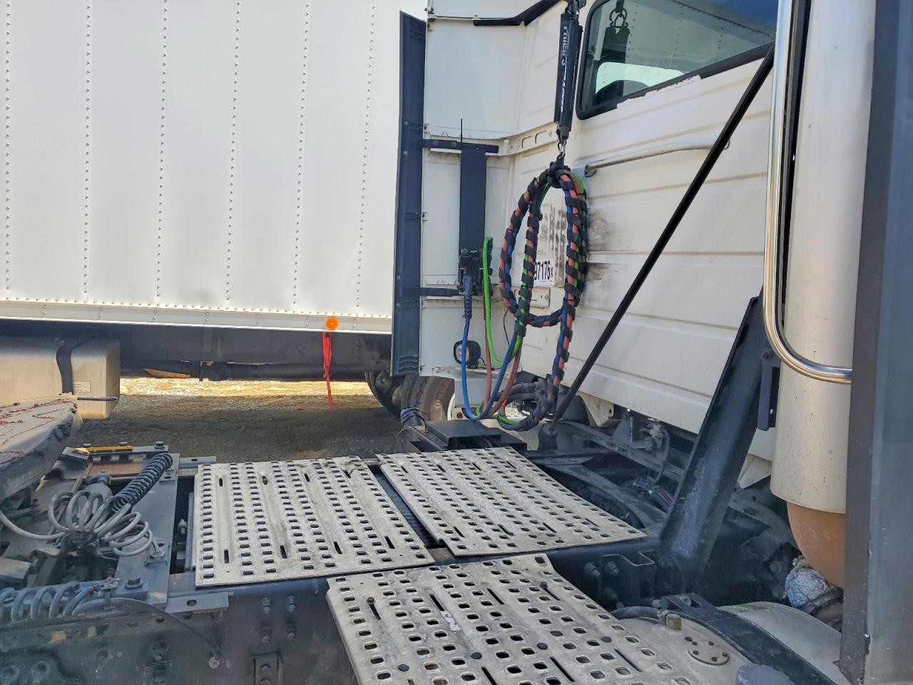 2017 VOLVO Vn VIN 4V4N39TG4HN987988 photo 6