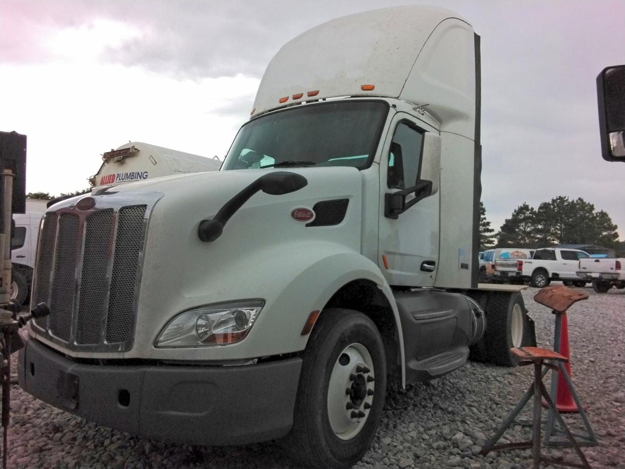 2017 PETERBILT All models VIN 1XPBA48XXHD409527 photo 2
