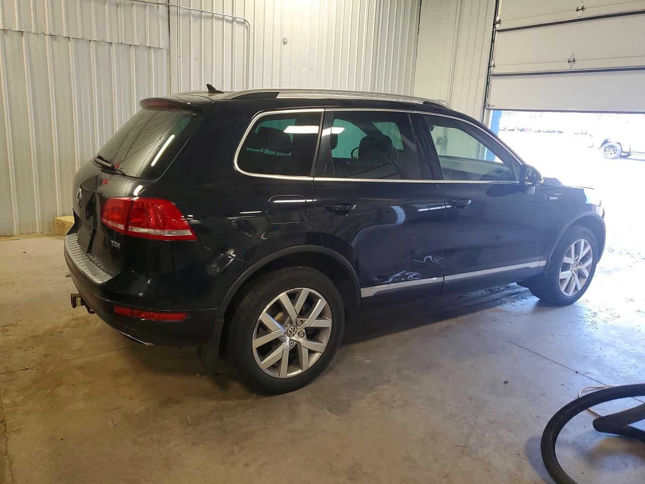 2014 Volkswagen Touareg VIN WVGEP9BP4ED011773 photo 3