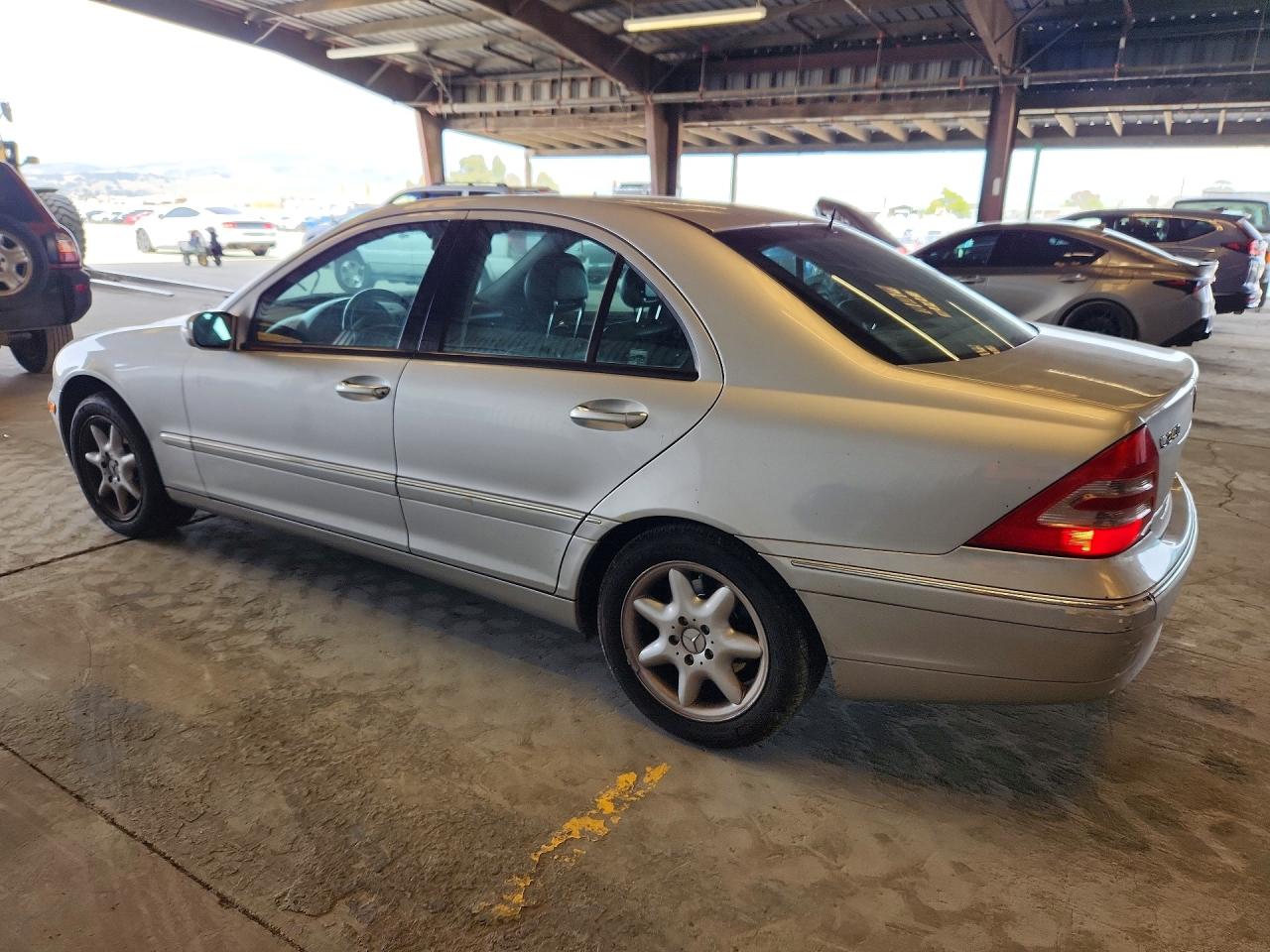 2002 Mercedes-Benz C class VIN WDBRF61J82F252531 photo 2
