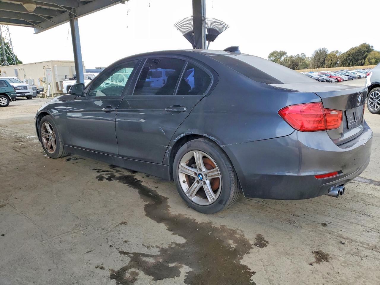 2013 BMW 3 series VIN WBA3C1C58DF439240 photo 2