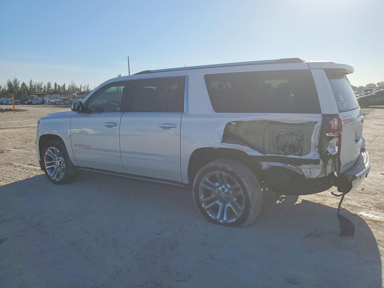 2020 CHEV Suburban VIN 1GNSKJKJ7LR297628 photo 2