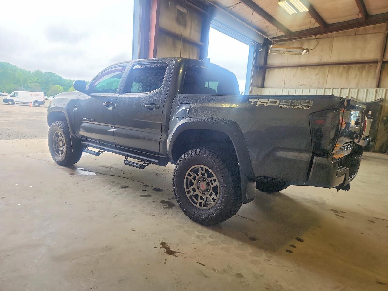 2020 Toyota Tacoma trd VIN 3TMCZ5AN3LM330033 photo 2