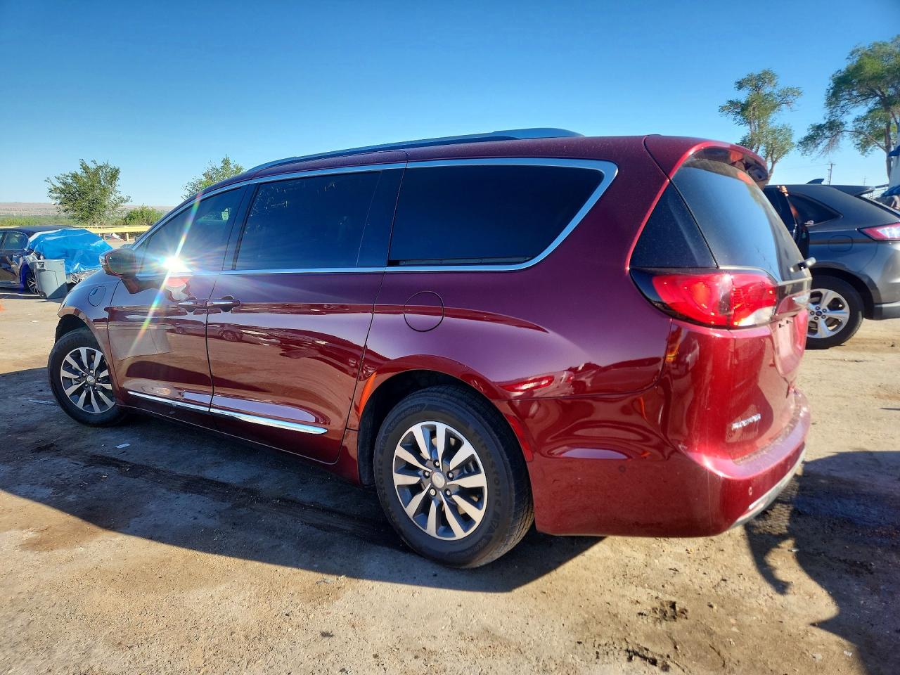 2020 Chrysler Pacifica VIN 2C4RC1N75LR124589 photo 2