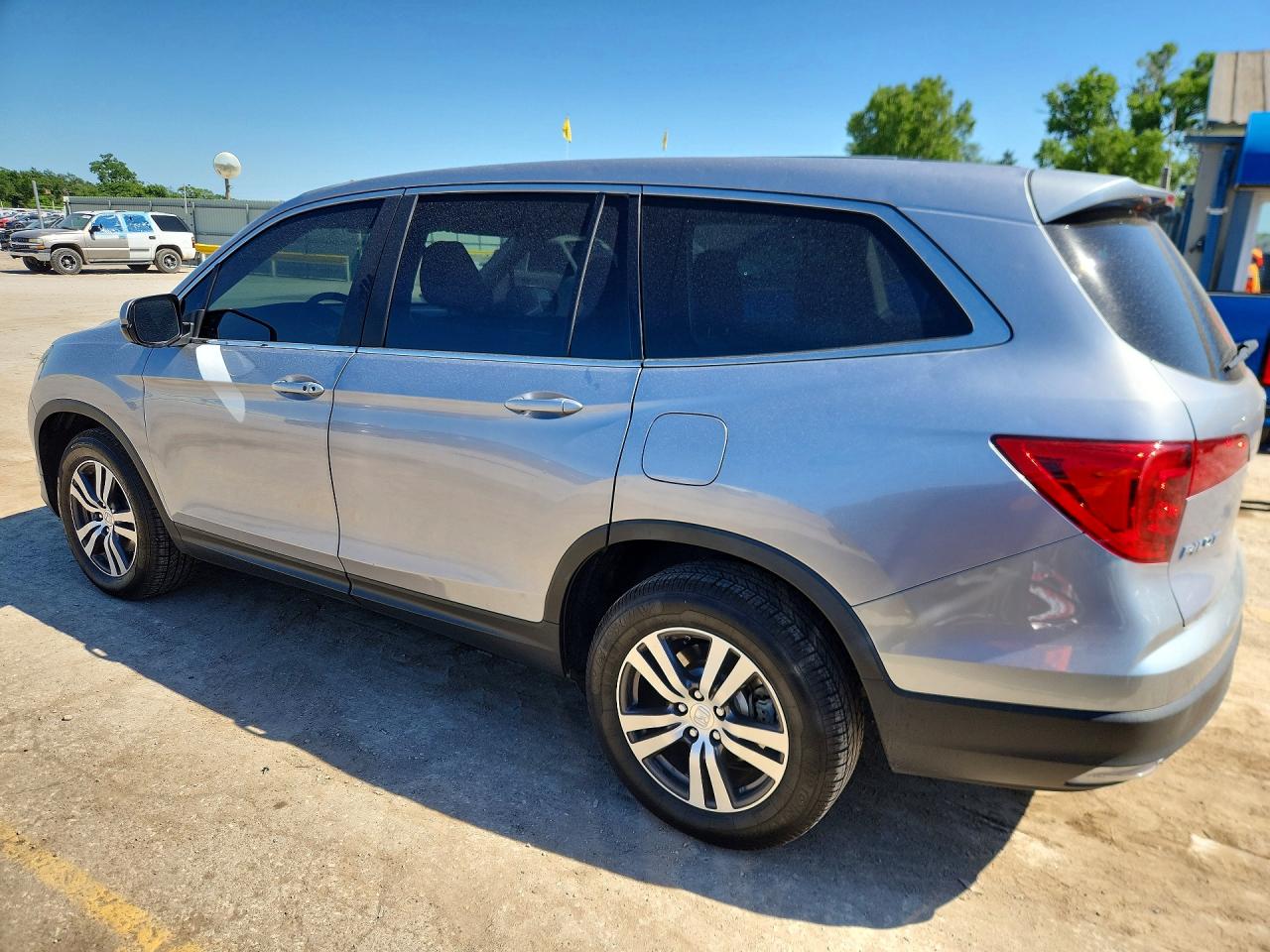 2018 Honda Pilot VIN 5FNYF5H35JB002682 photo 2
