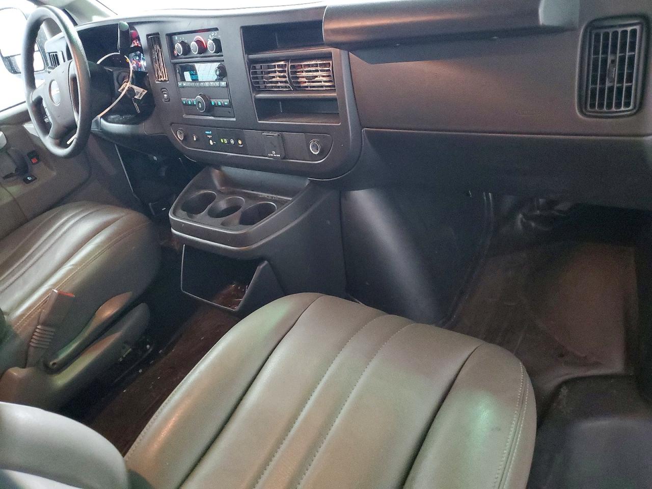 2024 GMC Savana VIN 1GTW7AFP8R1102928 photo 8