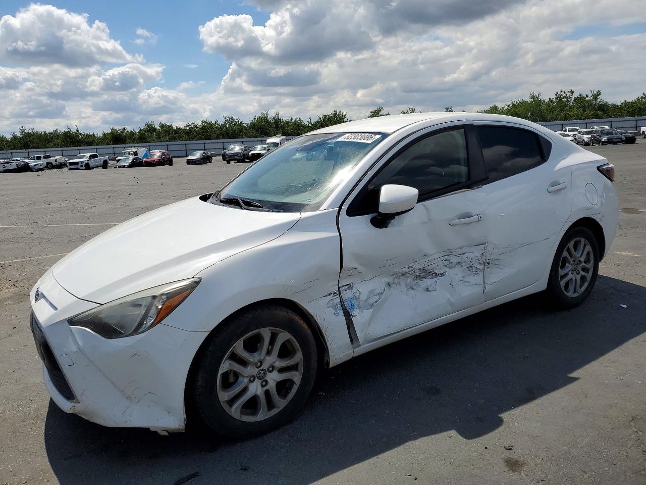 2018 Toyota Yaris VIN 3MYDLBYV5JY317141 photo 1