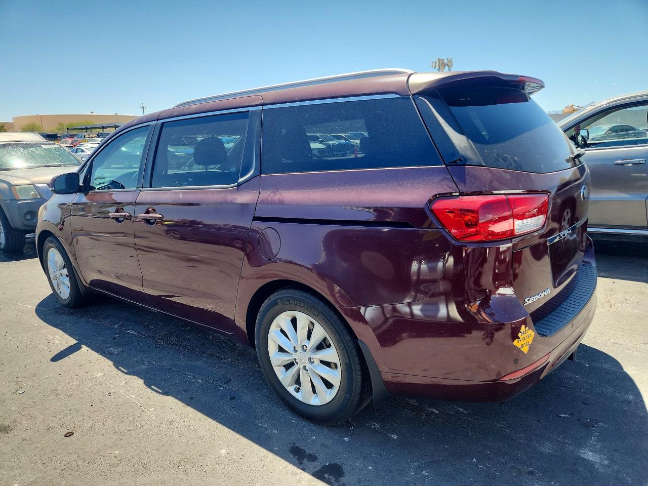 2015 Kia SEDONA VIN KNDMC5C10F6045536 photo 2