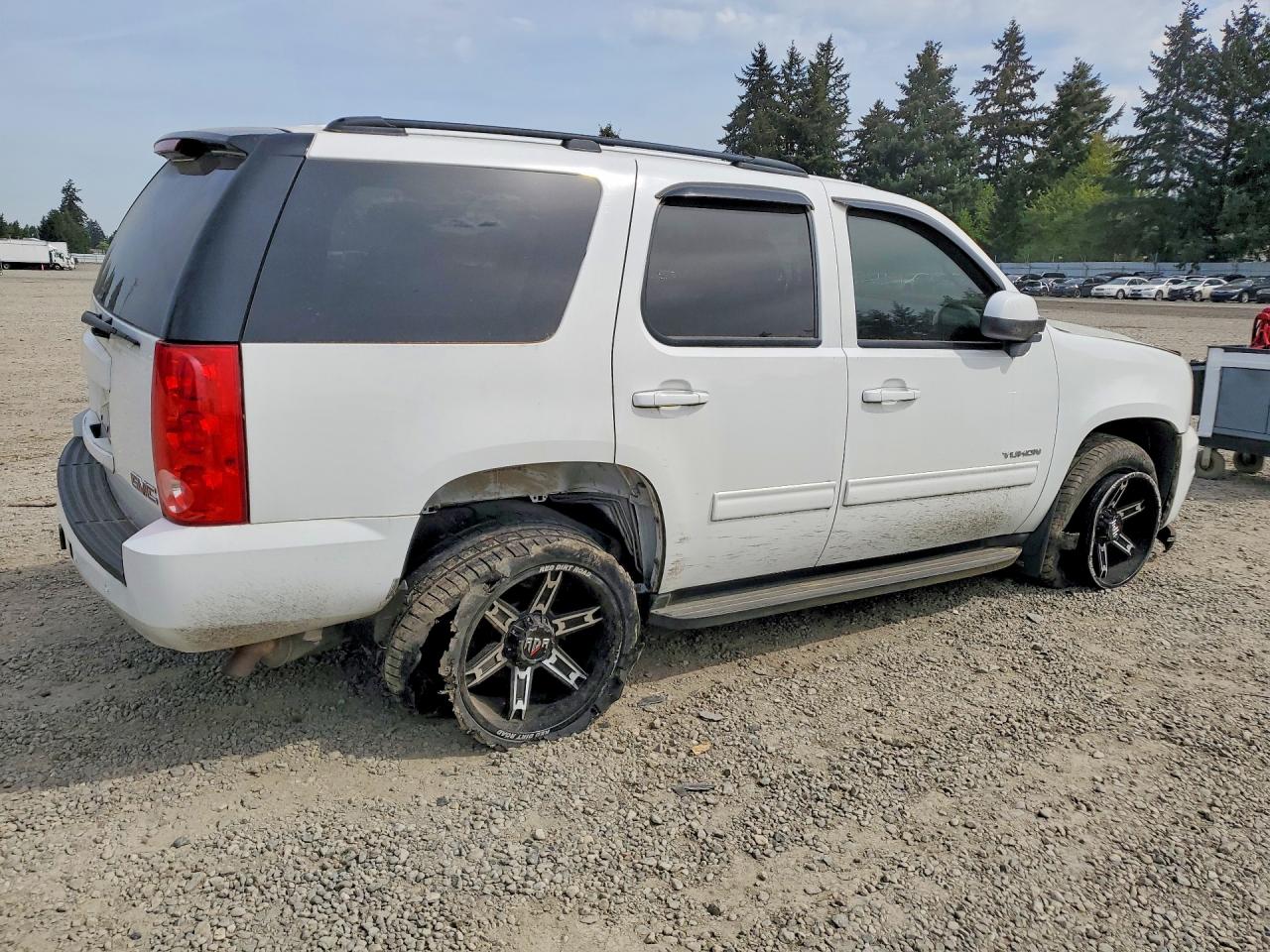 2014 GMC Yukon VIN 1GKS2AE00ER126013 photo 3