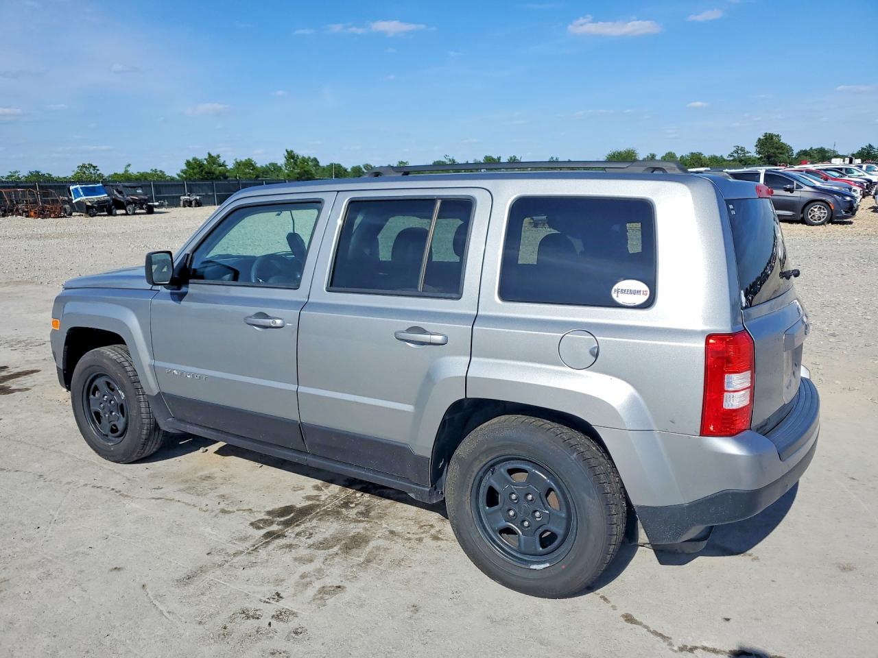 2016 Jeep Patriot VIN 1C4NJPBB2GD754370 photo 2