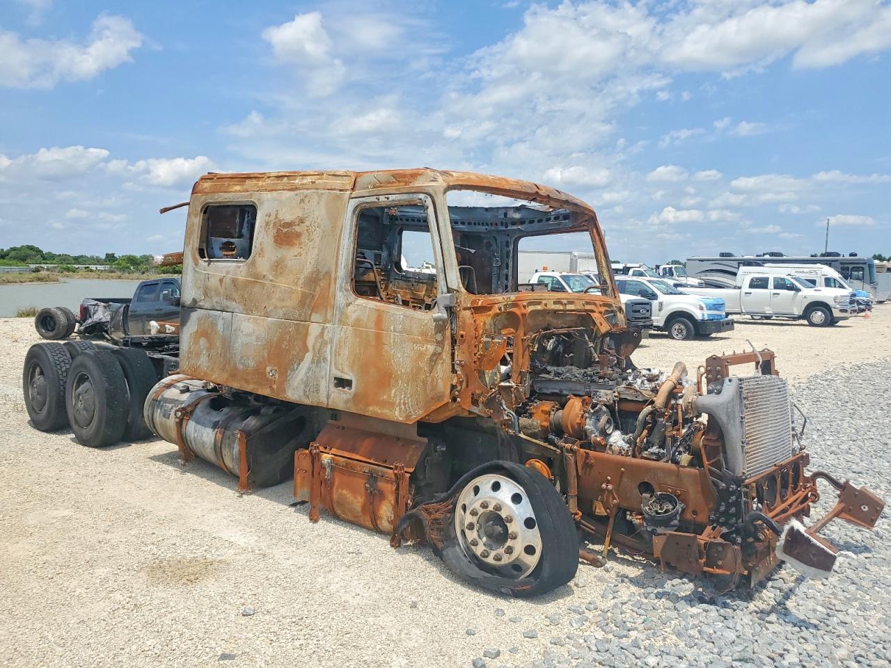2023 VOLVO Vn VIN 4V4NC9EH2PN329221 photo 1