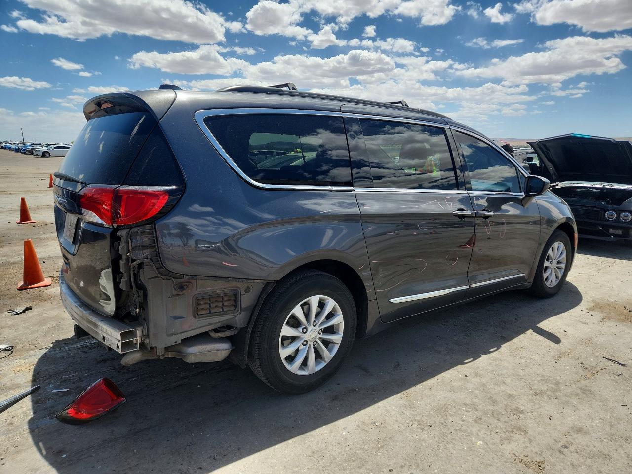 2017 Chrysler Pacifica VIN 2C4RC1BG4HR513090 photo 3