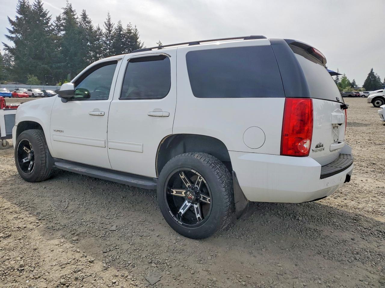 2014 GMC Yukon VIN 1GKS2AE00ER126013 photo 2