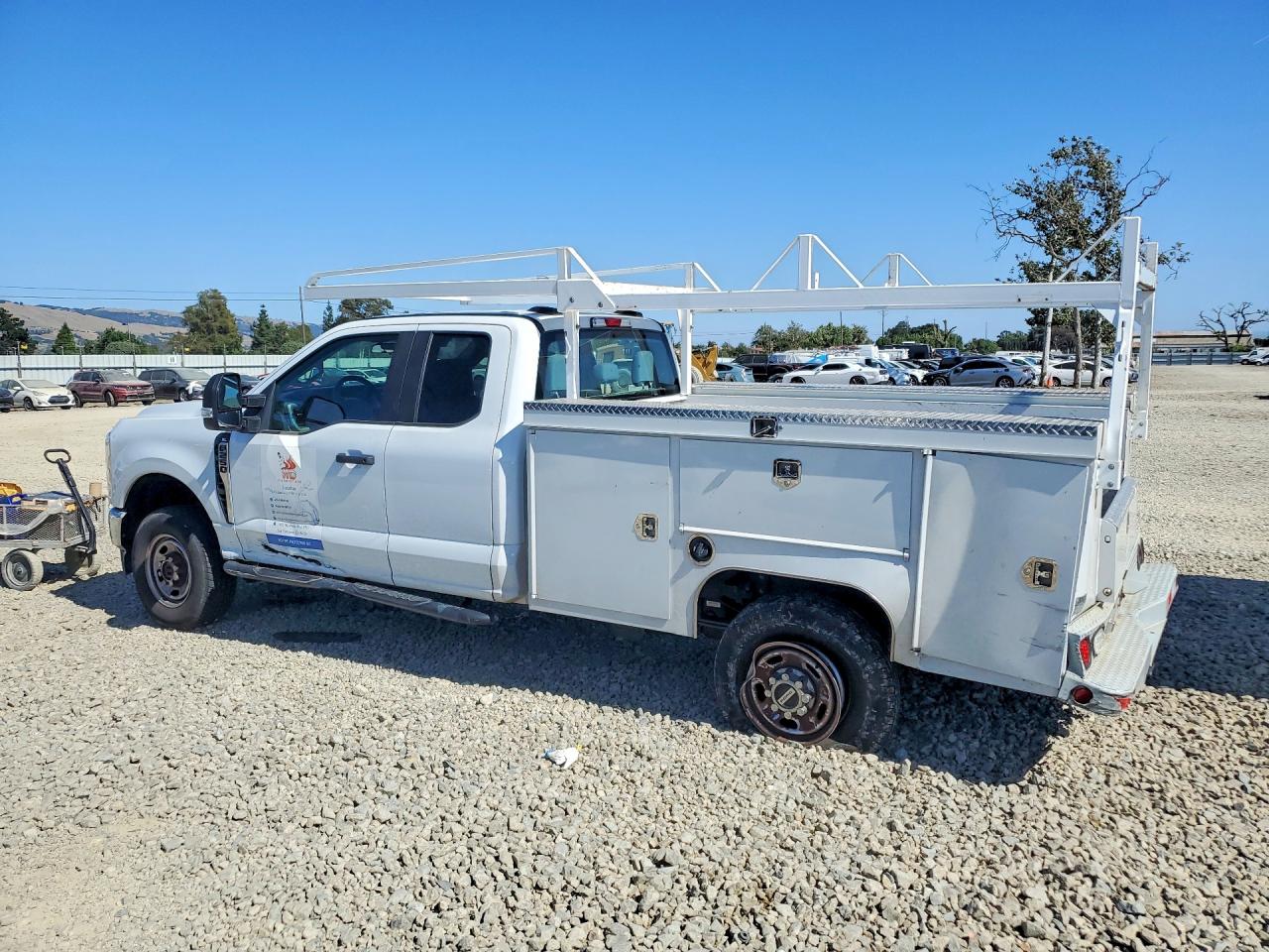 2023 FORD F250 VIN 1FT7X2BA4PEC28432 photo 2