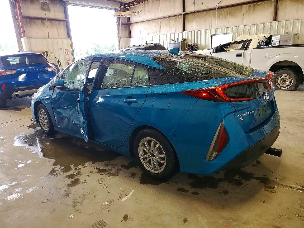 2018 Toyota Prius VIN JTDKARFP7J3074076 photo 2
