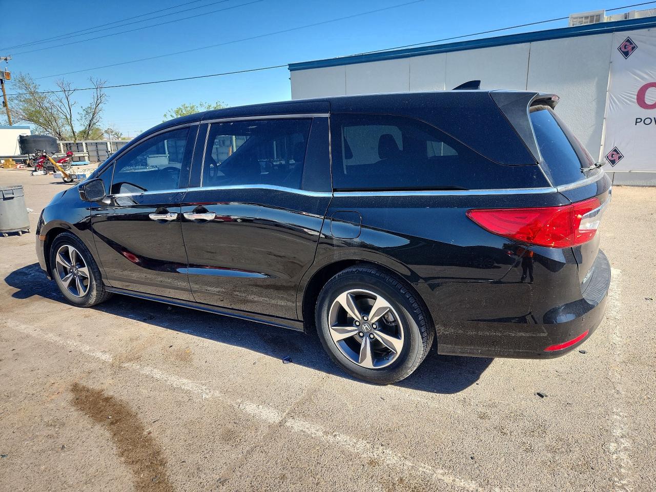 2018 Honda Odyssey VIN 5FNRL6H81JB028856 photo 2