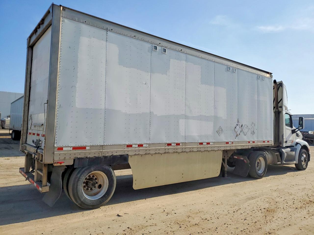 2017 PETERBILT All models VIN 1XPBA48X1HD428533 photo 4