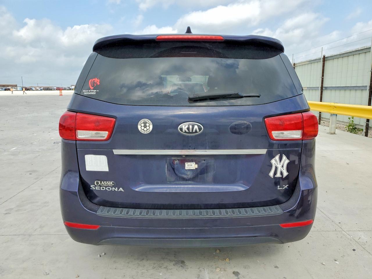 2018 Kia SEDONA VIN KNDMB5C13J6373559 photo 6