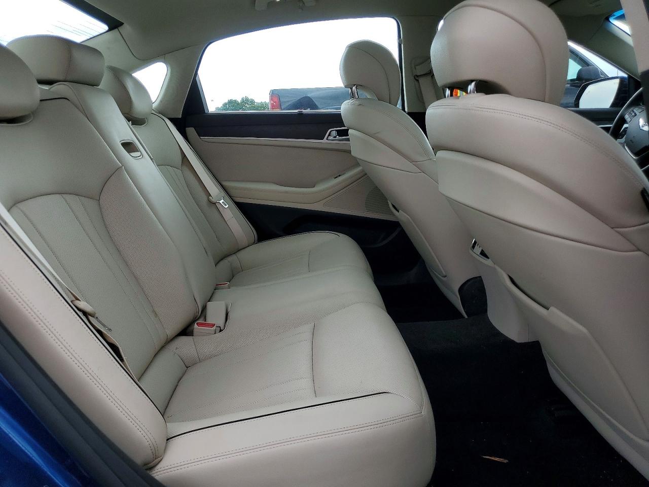2016 Hyundai Genesis VIN KMHGN4JEXGU138984 photo 10