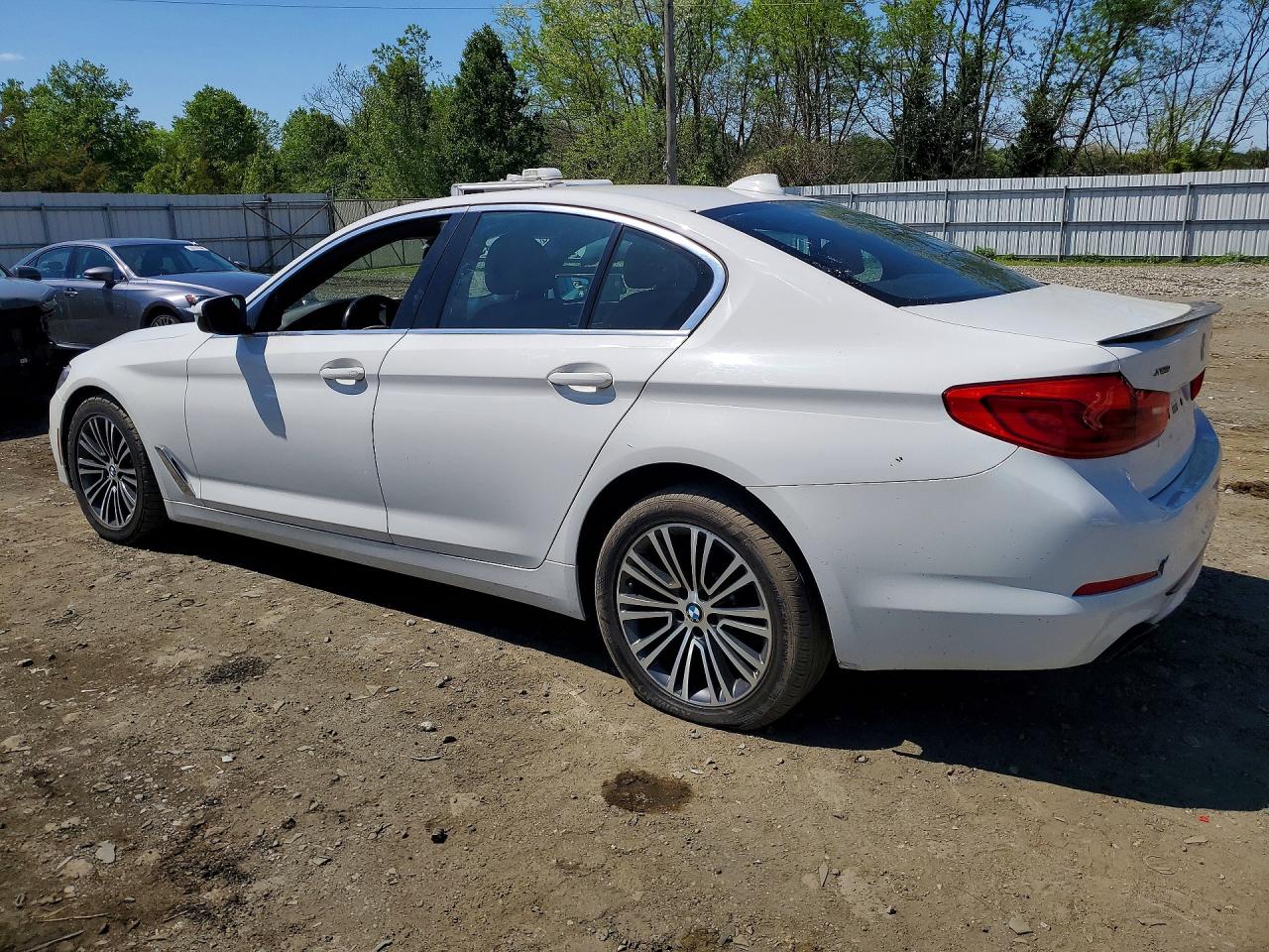 2019 BMW 5 series VIN WBAJE7C53KWW08453 photo 2
