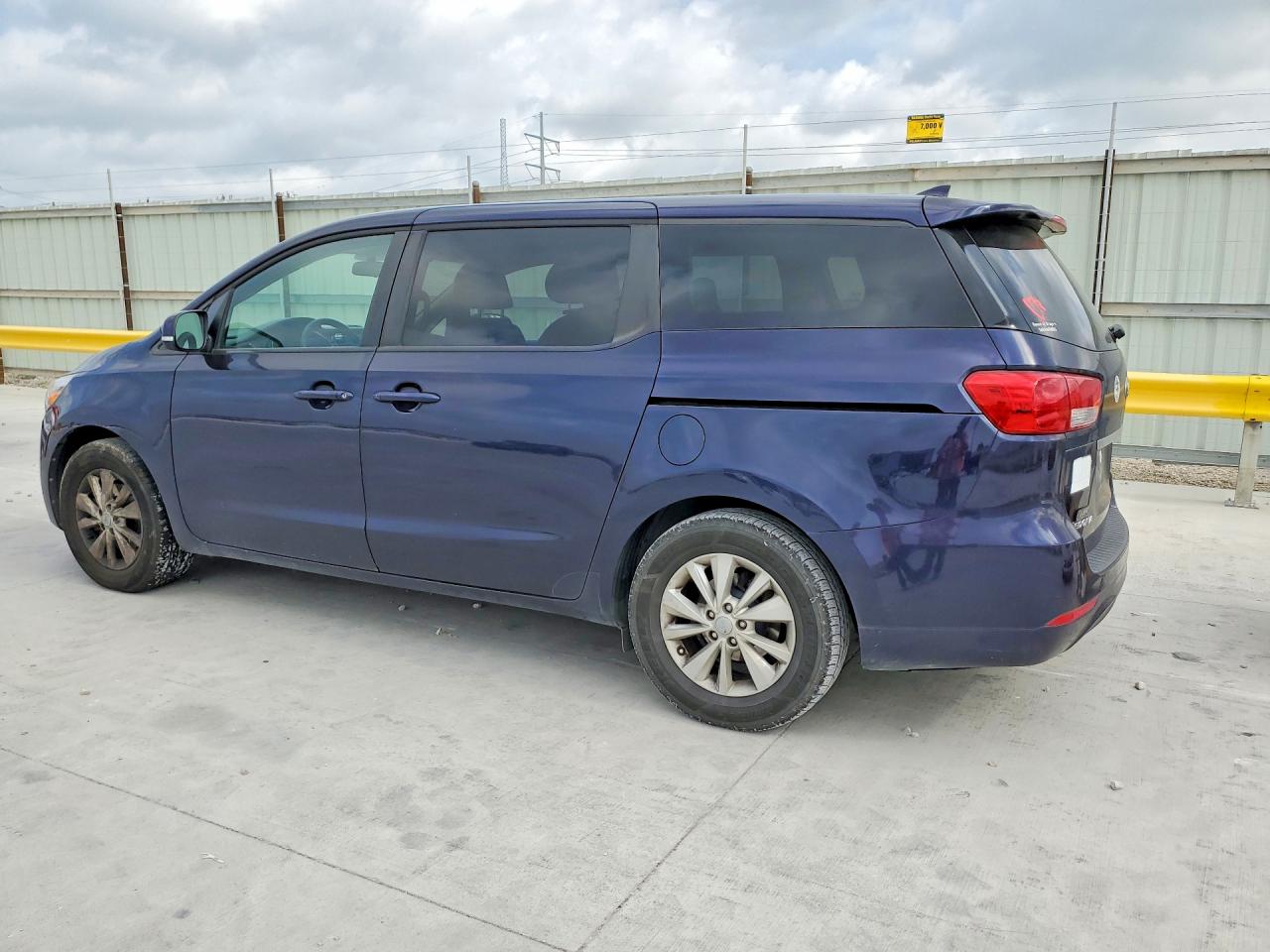 2018 Kia SEDONA VIN KNDMB5C13J6373559 photo 2