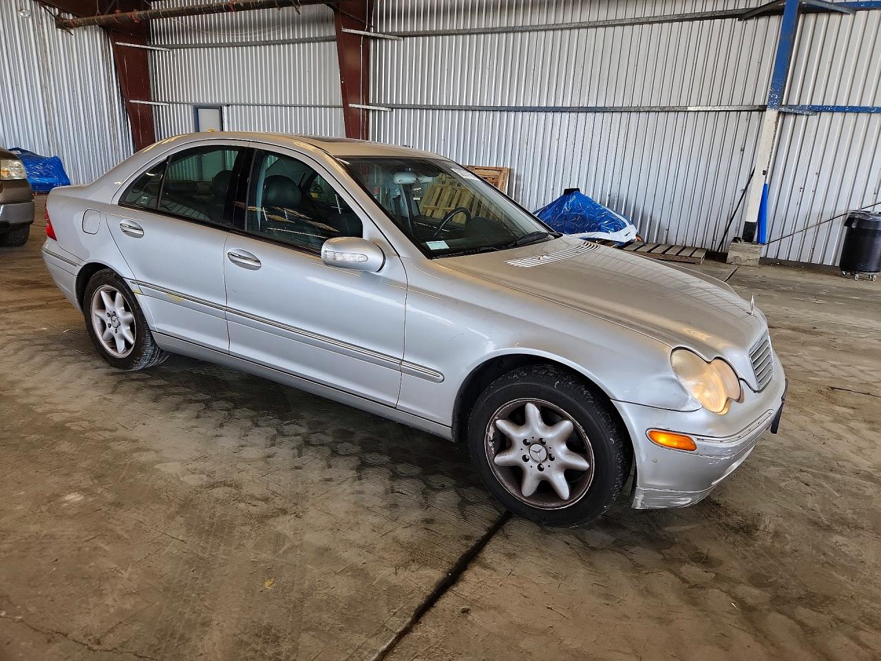 2002 Mercedes-Benz C class VIN WDBRF61J82F252531 photo 4