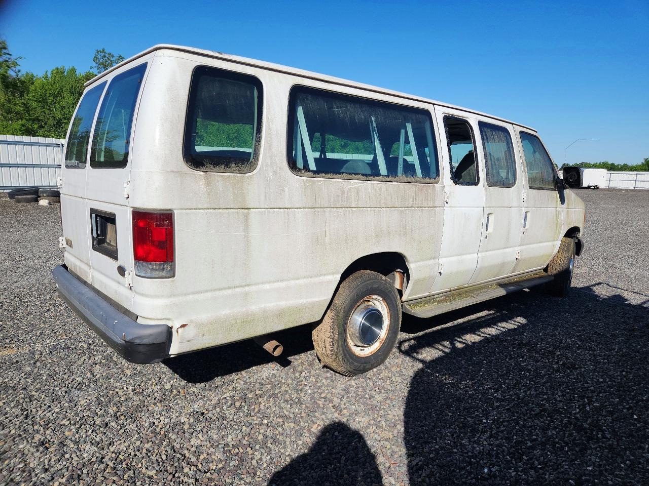 2003 Ford Econoline VIN 1FBSS31LX3HB90820 photo 3