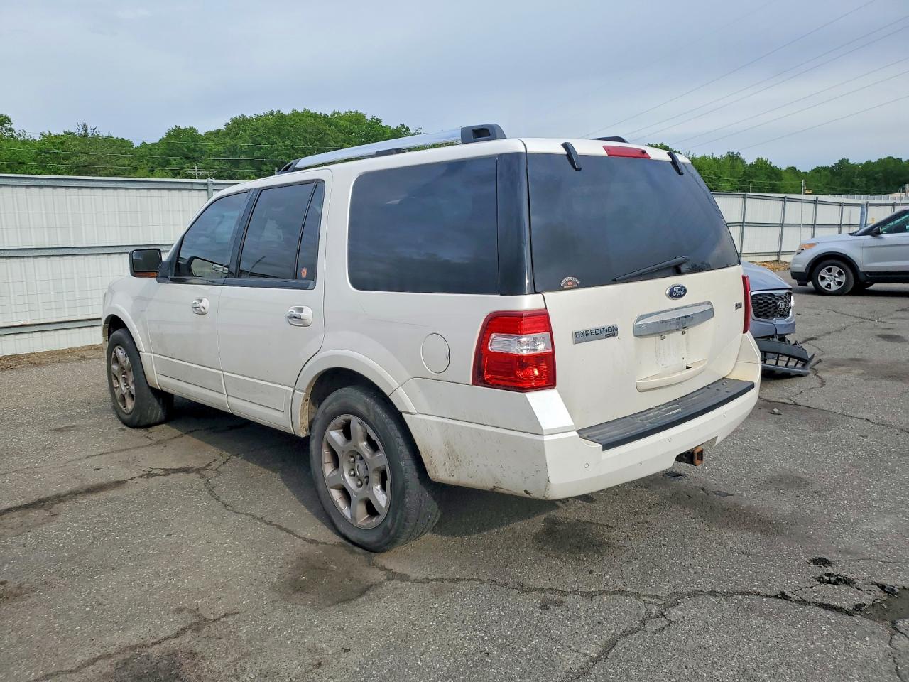 2013 Ford Expedition VIN 1FMJU2A52DEF01930 photo 2