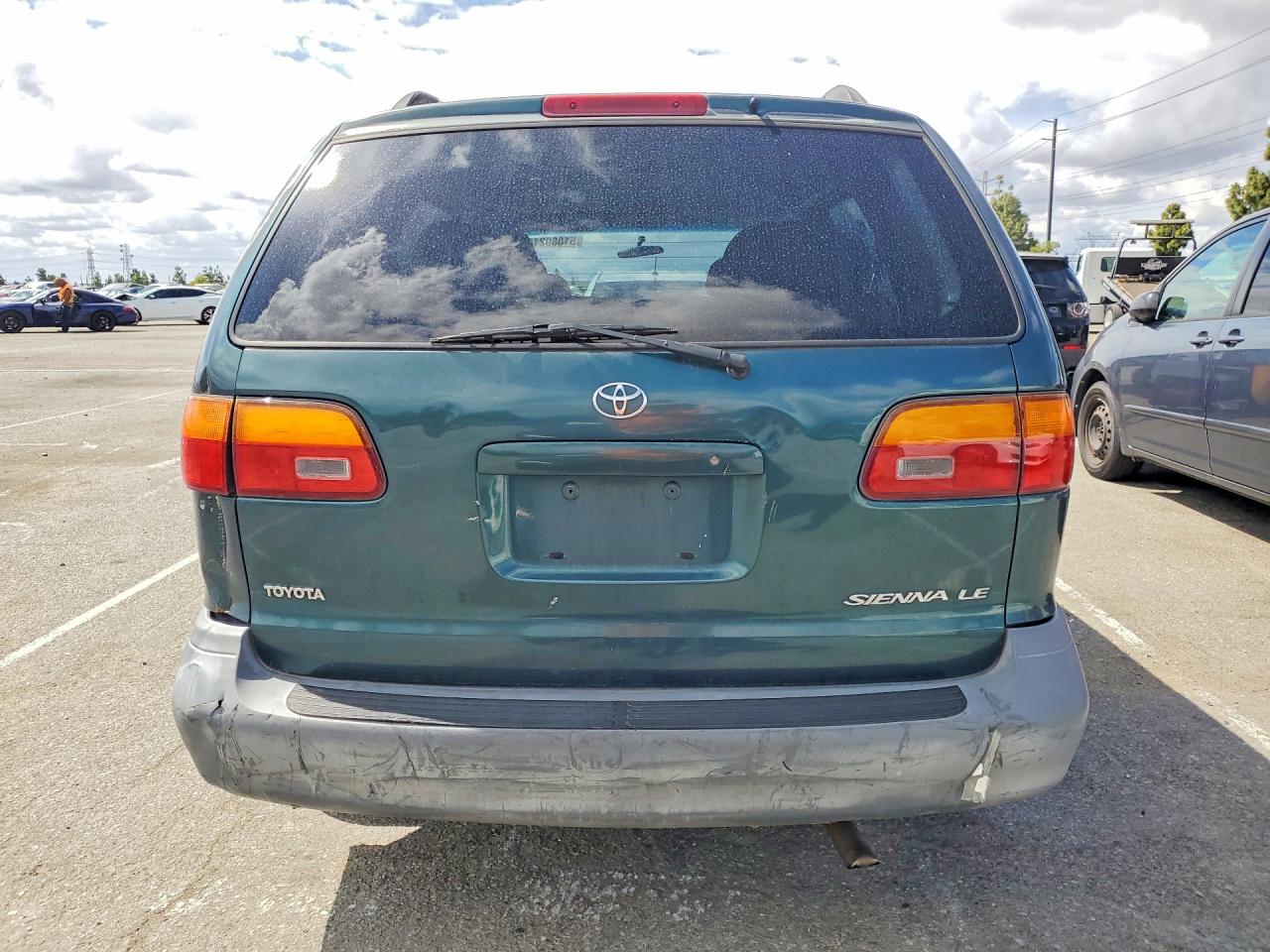 1998 Toyota Sienna VIN 4T3ZF13C6WU025460 photo 6