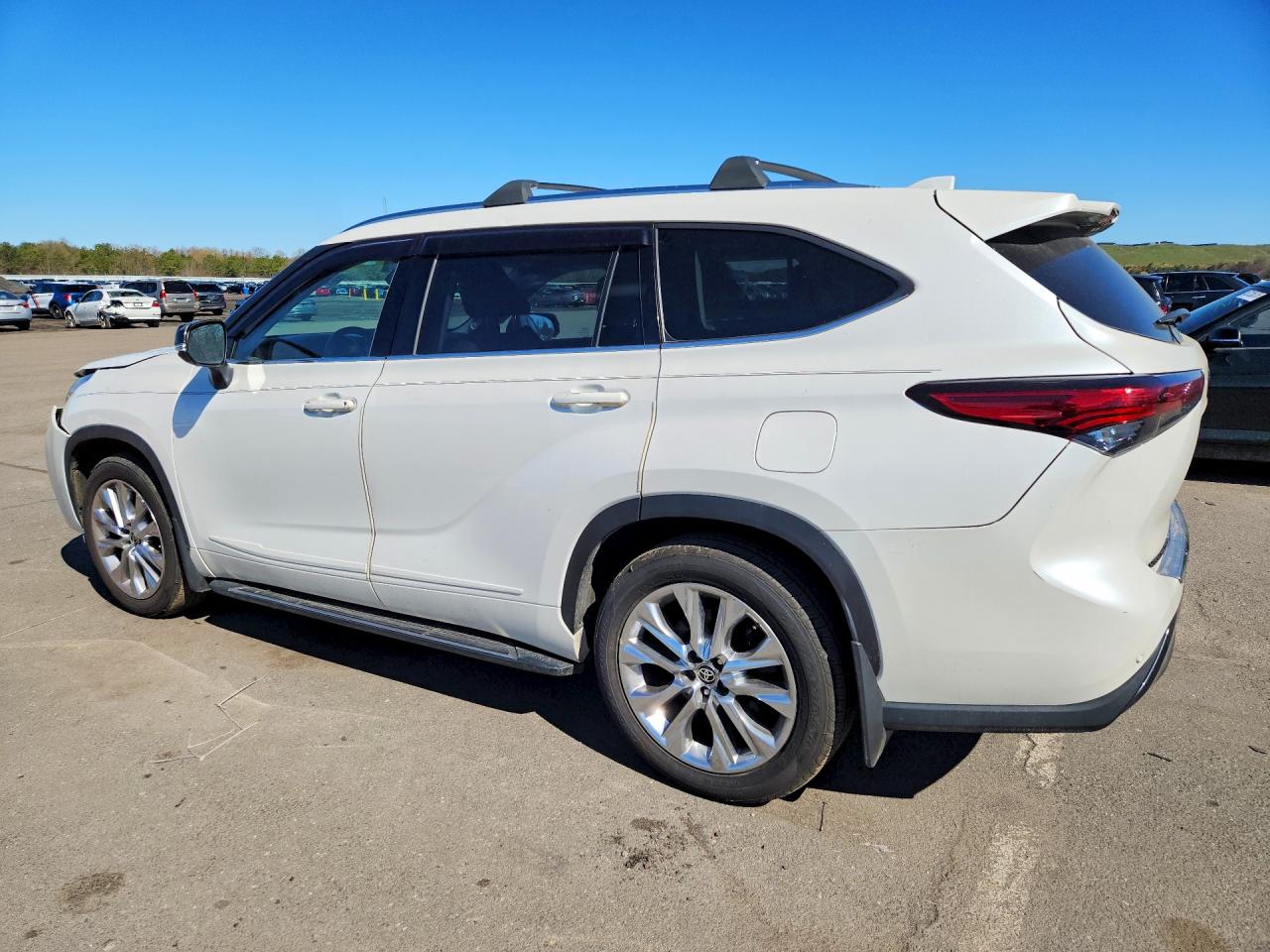 2020 Toyota Highlander VIN 5TDDZRBH1LS033542 photo 2