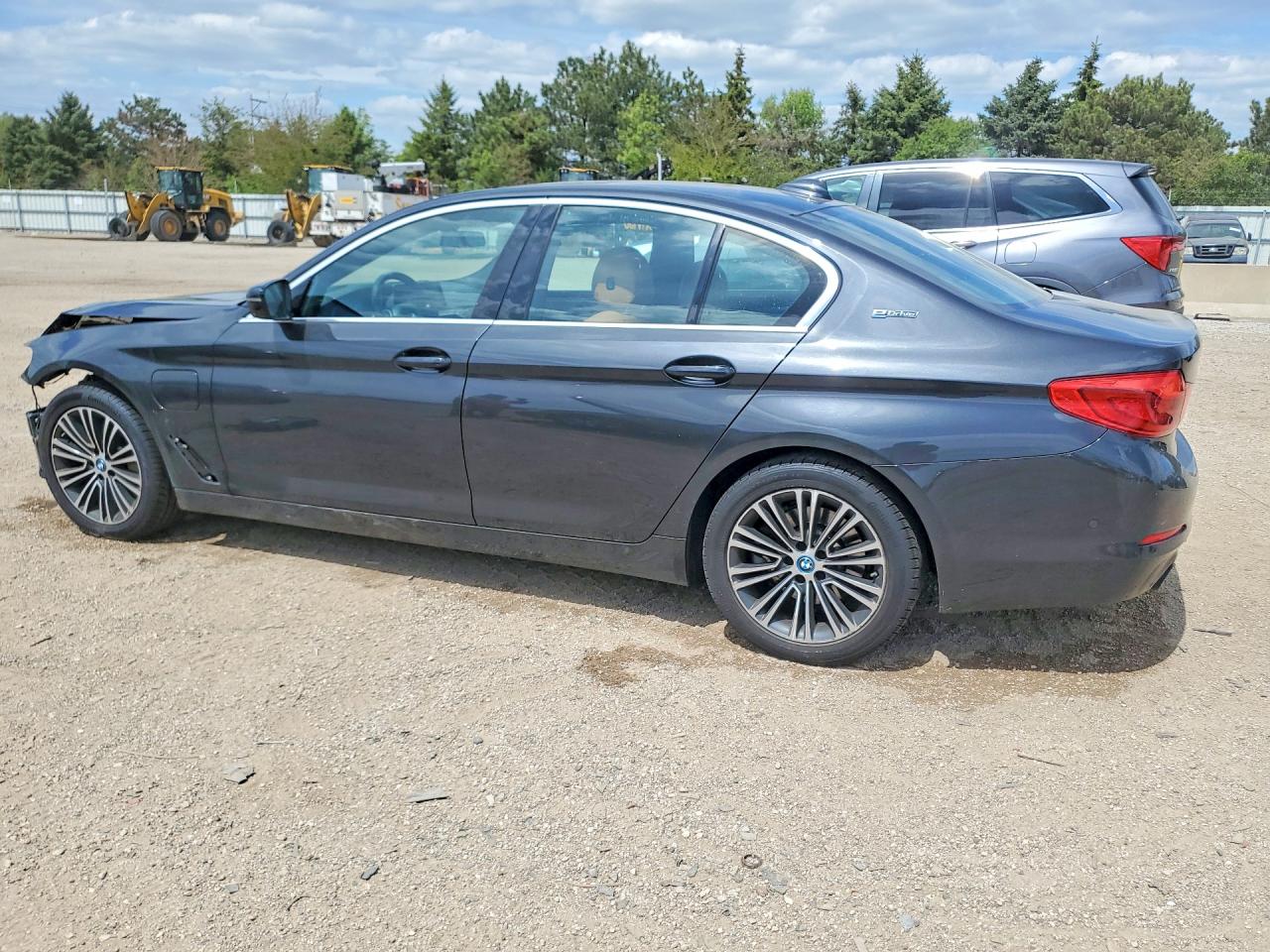 2019 BMW 5 series VIN WBAJB1C59KB375210 photo 2