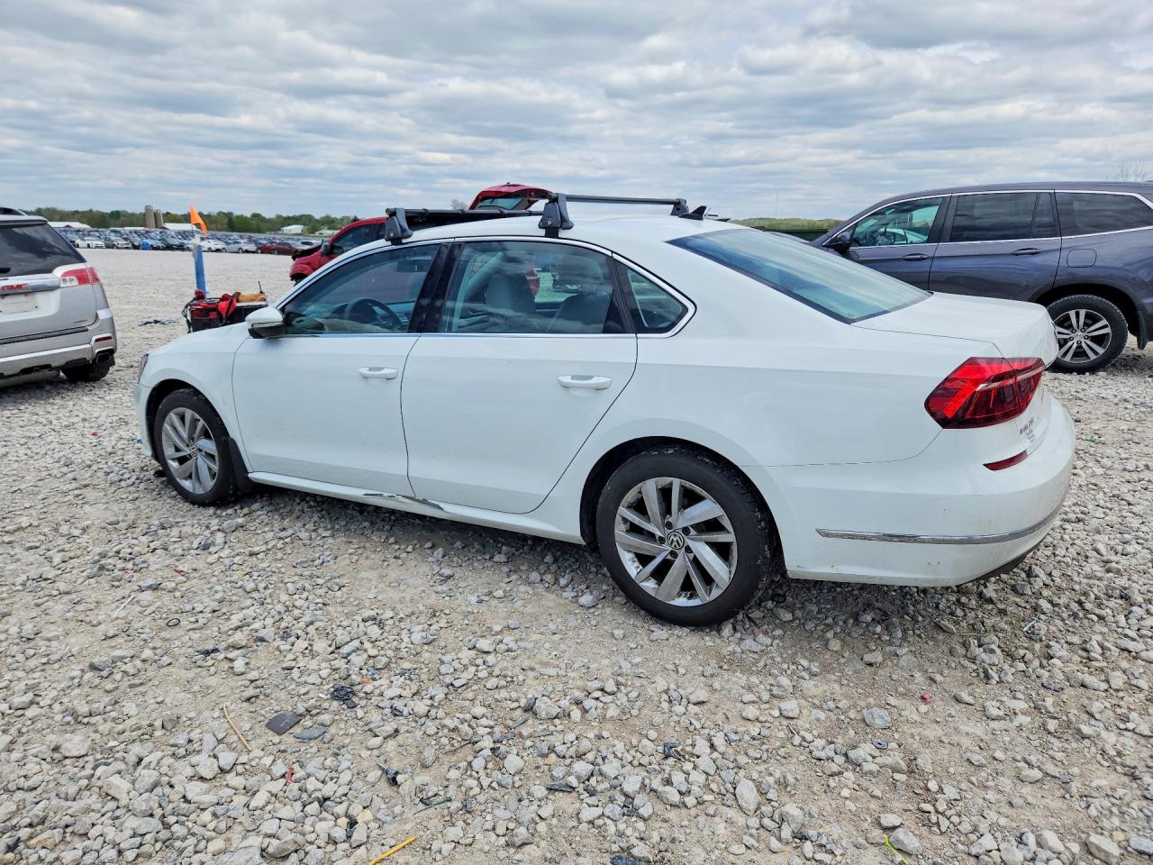 2018 Volkswagen Passat VIN 1VWBA7A39JC000518 photo 2