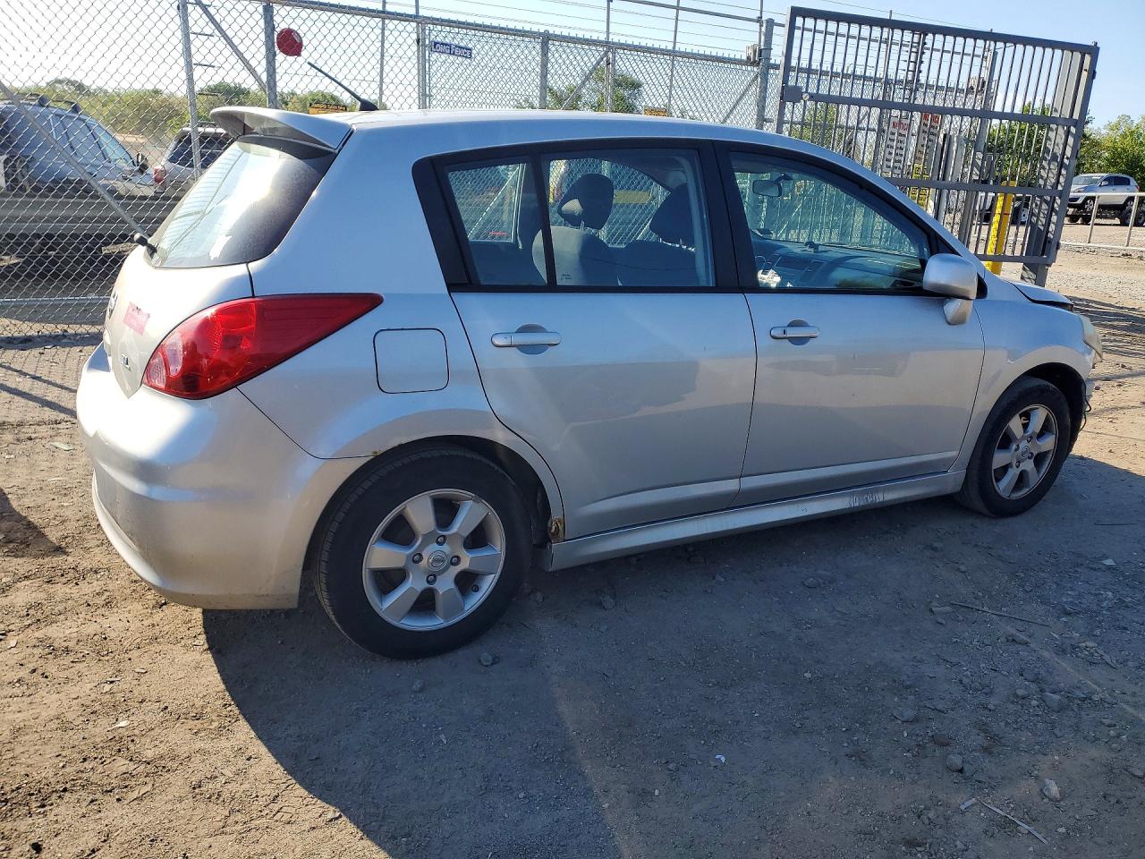 2009 Nissan Versa VIN 3N1BC13E39L372772 photo 3
