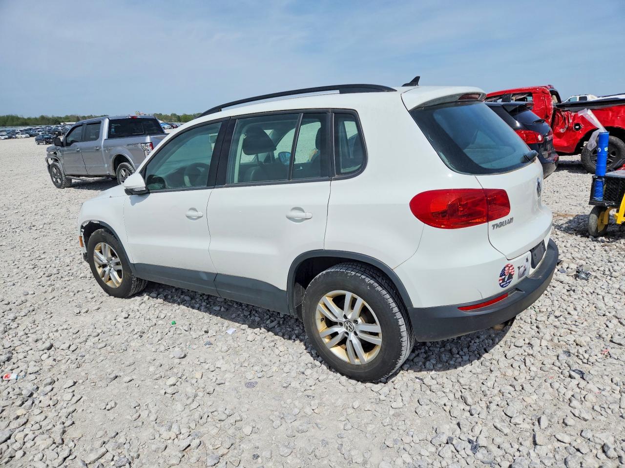 2015 Volkswagen Tiguan VIN WVGBV7AX0FW512888 photo 2