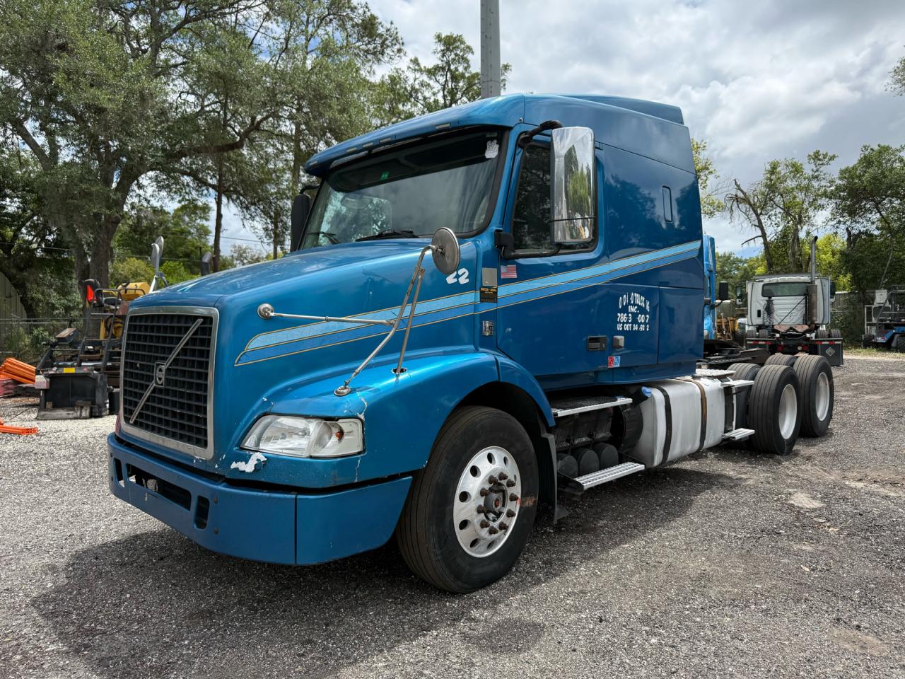 2013 Volvo Vn VIN 4V4MC9EH9DN566408 photo 2