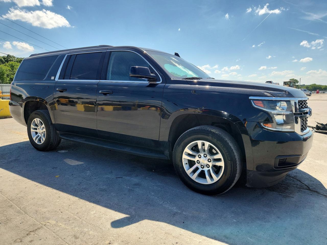 2020 Chev Suburban VIN 1GNSCHKC1LR301602 photo 4