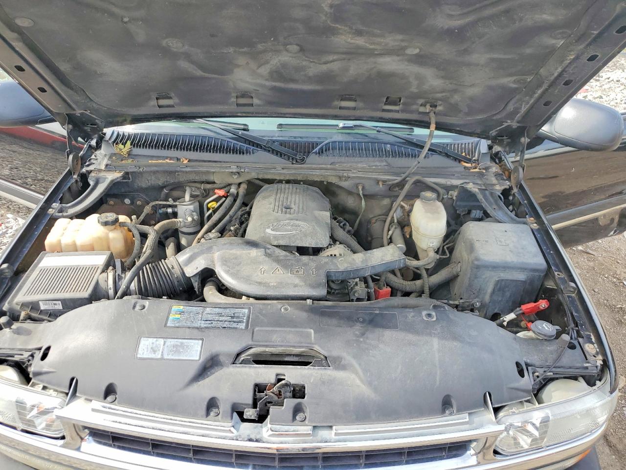 2005 Chevrolet Suburban VIN 1GNEC16ZX5J248175 photo 12
