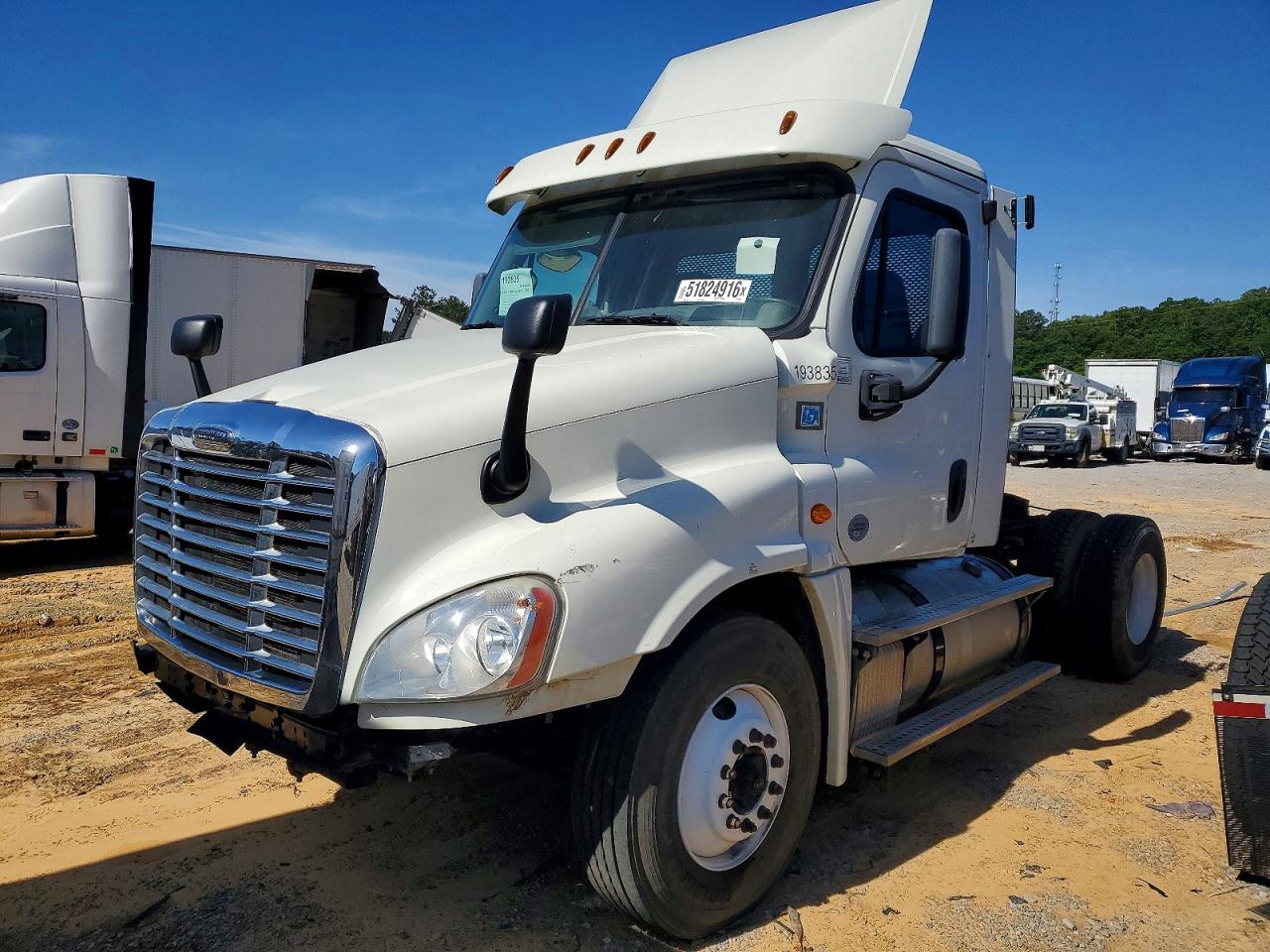 2018 FREIGHTLINER All other VIN 3AKBGDDV5JSJX3835 photo 2