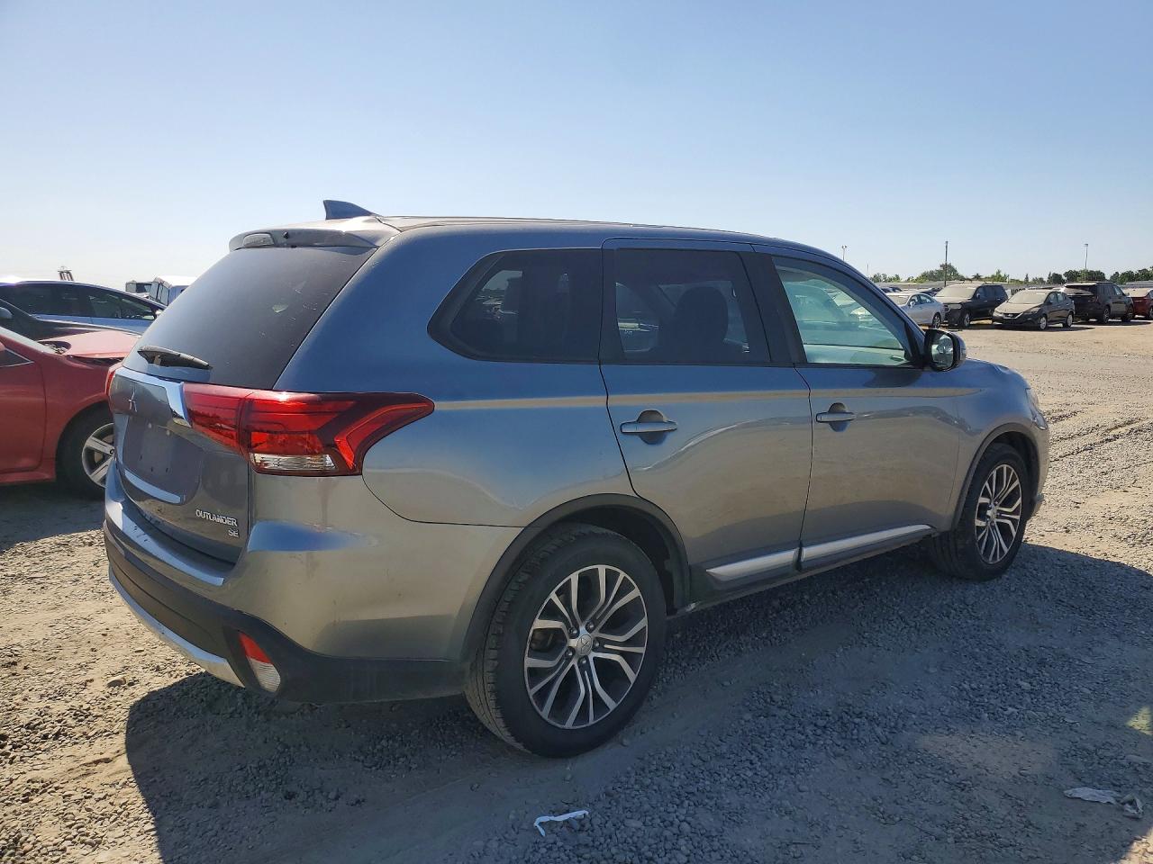 2018 Mitsubishi Outlander VIN JA4AD3A3XJJ001780 photo 3