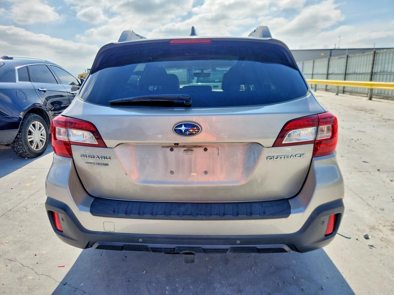 2018 SUBARU Outback VIN 4S4BSANC5J3238336 photo 6