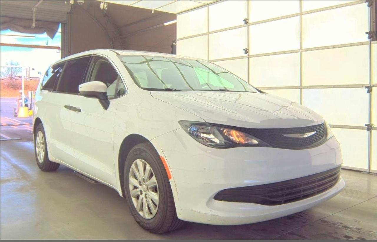 2020 Chrysler Minivan VIN 2C4RC1AG8LR244215 photo 1