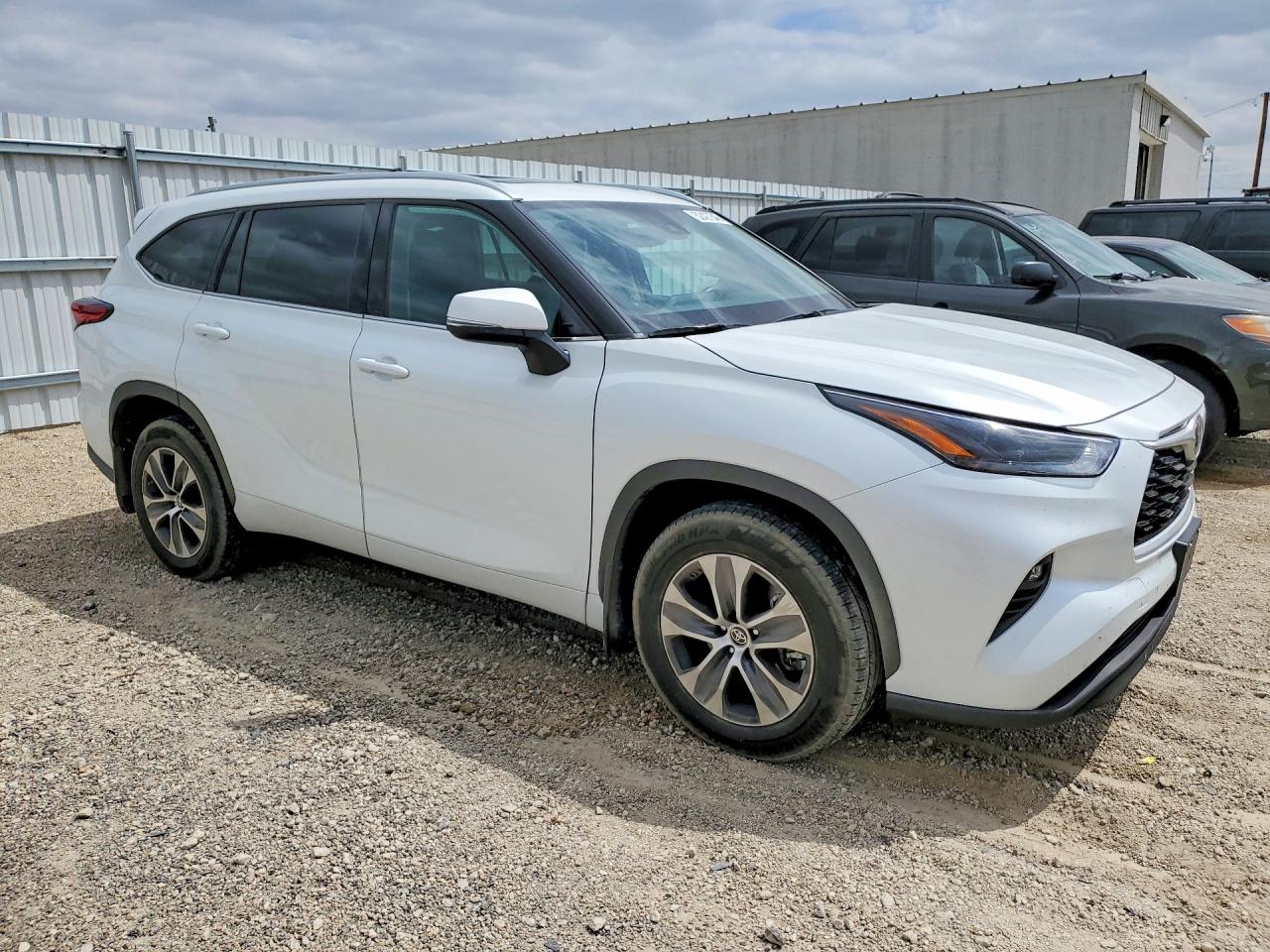 2022 Toyota Highlander VIN 5TDGZRBHXNS561502 photo 4