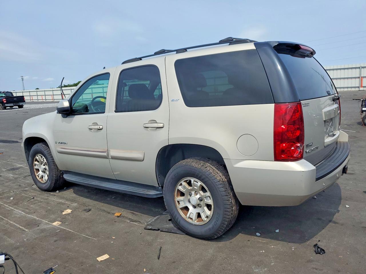 2007 GMC Yukon VIN 1GKFC13037R231455 photo 2