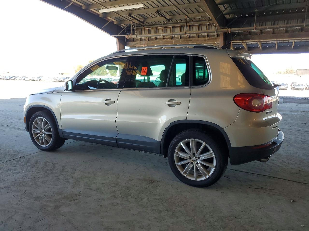 2011 VOLKSWAGEN Tiguan VIN WVGAV7AX7BW515325 photo 2