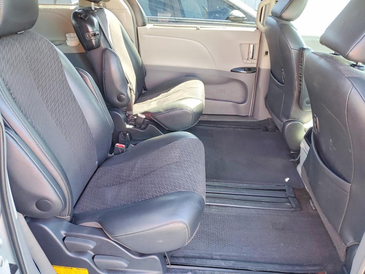 2013 Toyota Sienna VIN 5TDXK3DC8DS398348 photo 11