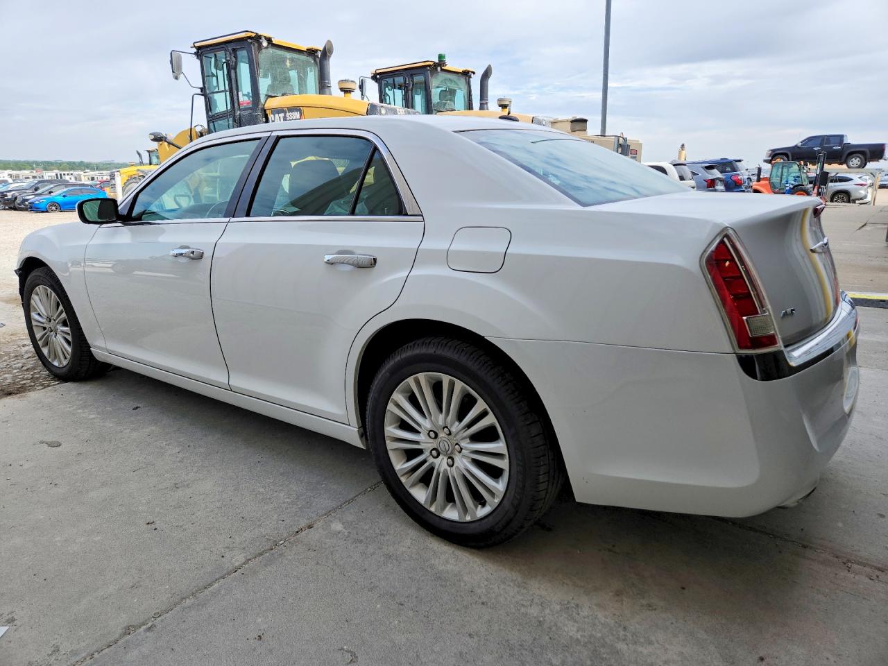 2014 Chrysler 300 VIN 2C3CCAKG3EH194485 photo 2