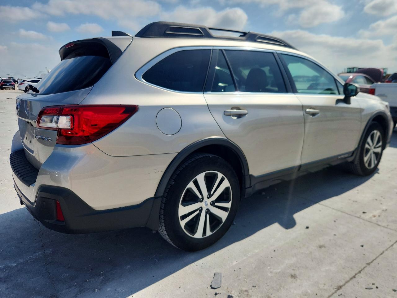 2018 SUBARU Outback VIN 4S4BSANC5J3238336 photo 3