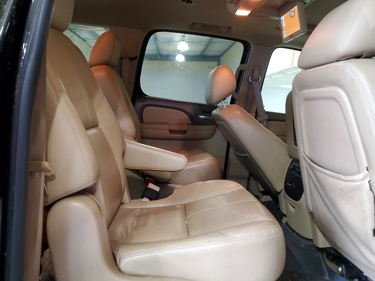 2011 Chevrolet Suburban VIN 1GNSKJE37BR189943 photo 11