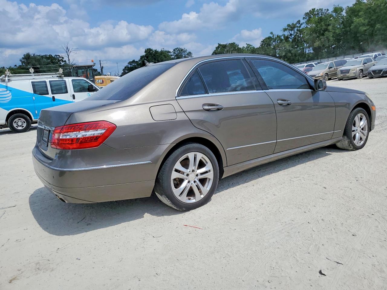 2010 MERCEDES-BENZ E-class VIN WDDHF5GB5AA087269 photo 3