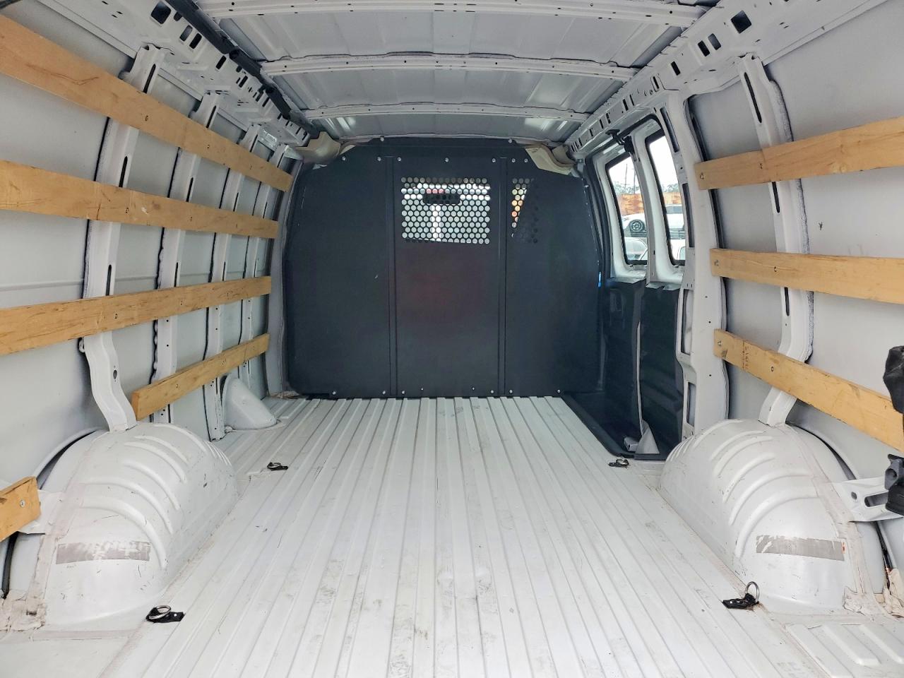 2024 Chevy Express VIN 1GCWGAFP8R1188760 photo 10